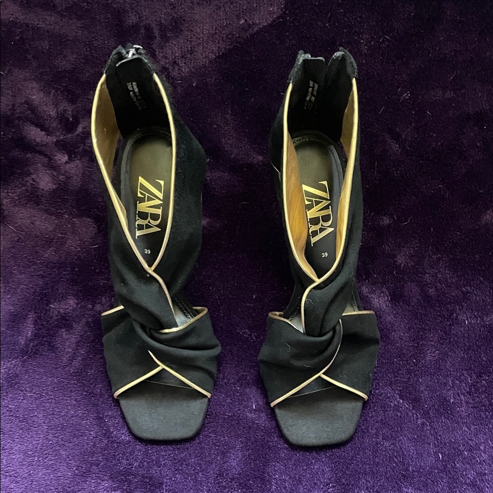 New without Box Zara Black Heels with Gold Trim Sz 39